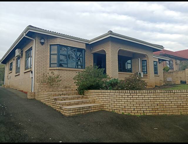 4 BEDROOM FREEHOLD FOR SALE IN HAYFIELDS